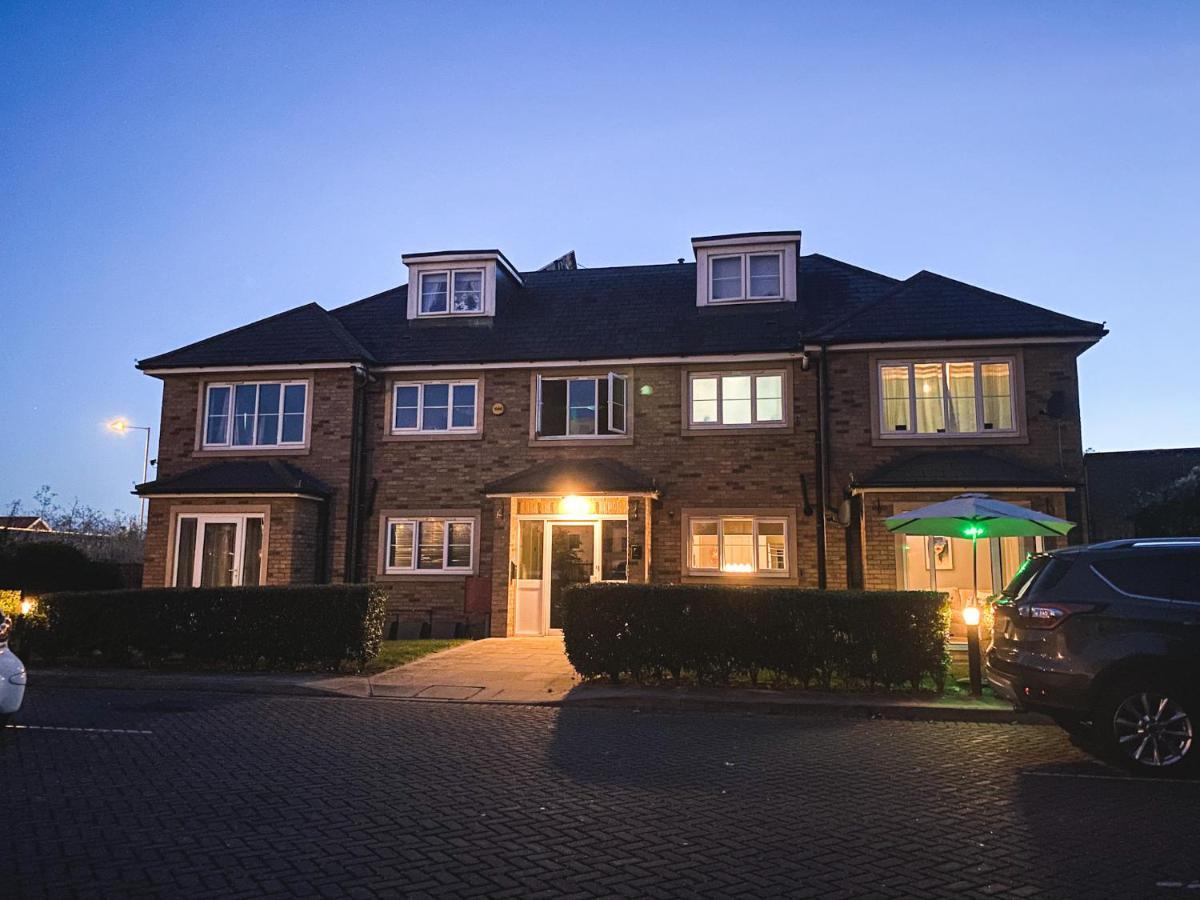 Heathrow/Ashford Hospital/Twickenham Short Stay Apartment Stanwell Eksteriør bilde
