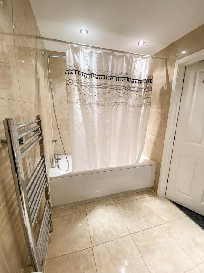 Heathrow/Ashford Hospital/Twickenham Short Stay Apartment Stanwell Eksteriør bilde