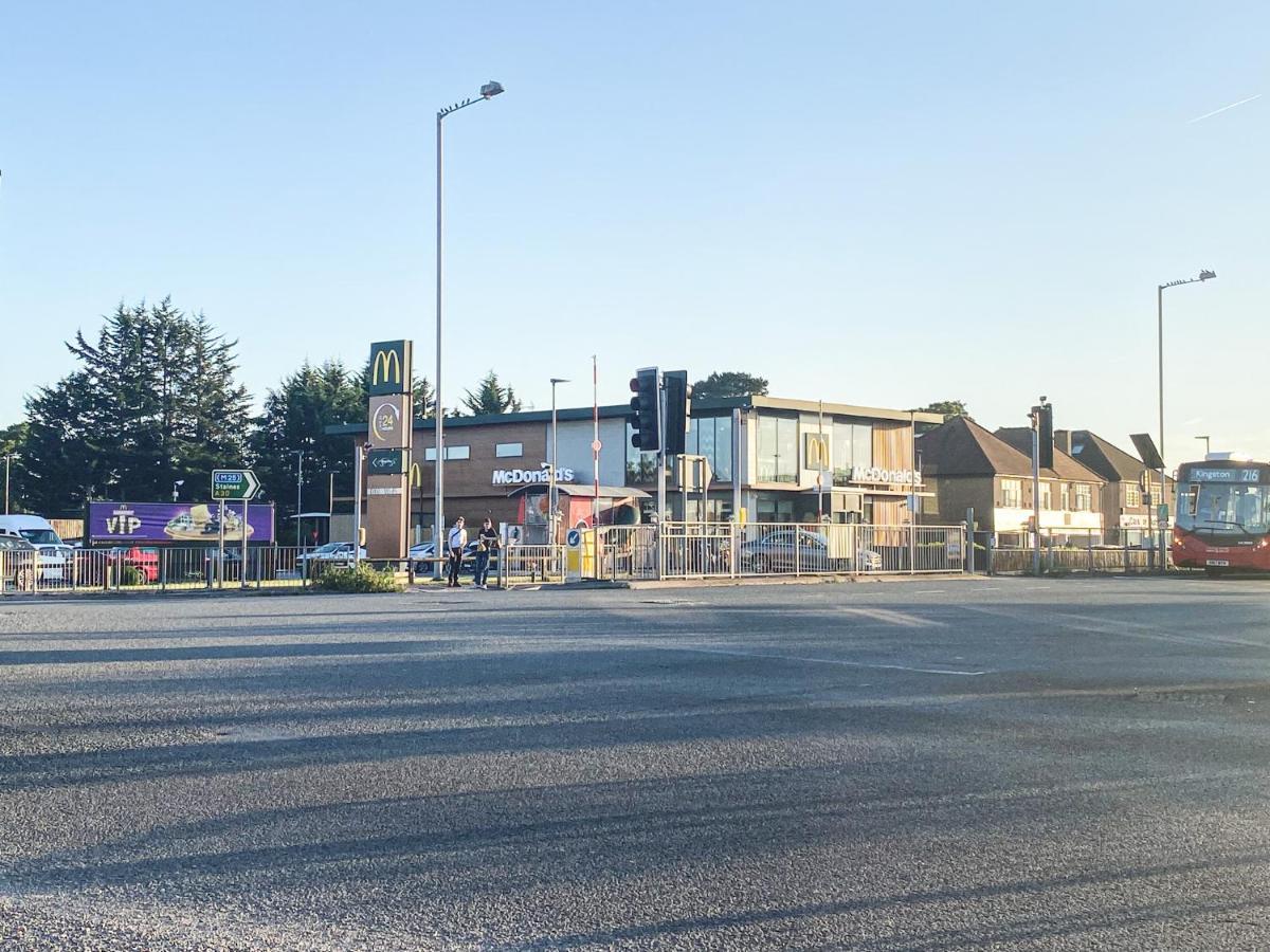 Heathrow/Ashford Hospital/Twickenham Short Stay Apartment Stanwell Eksteriør bilde